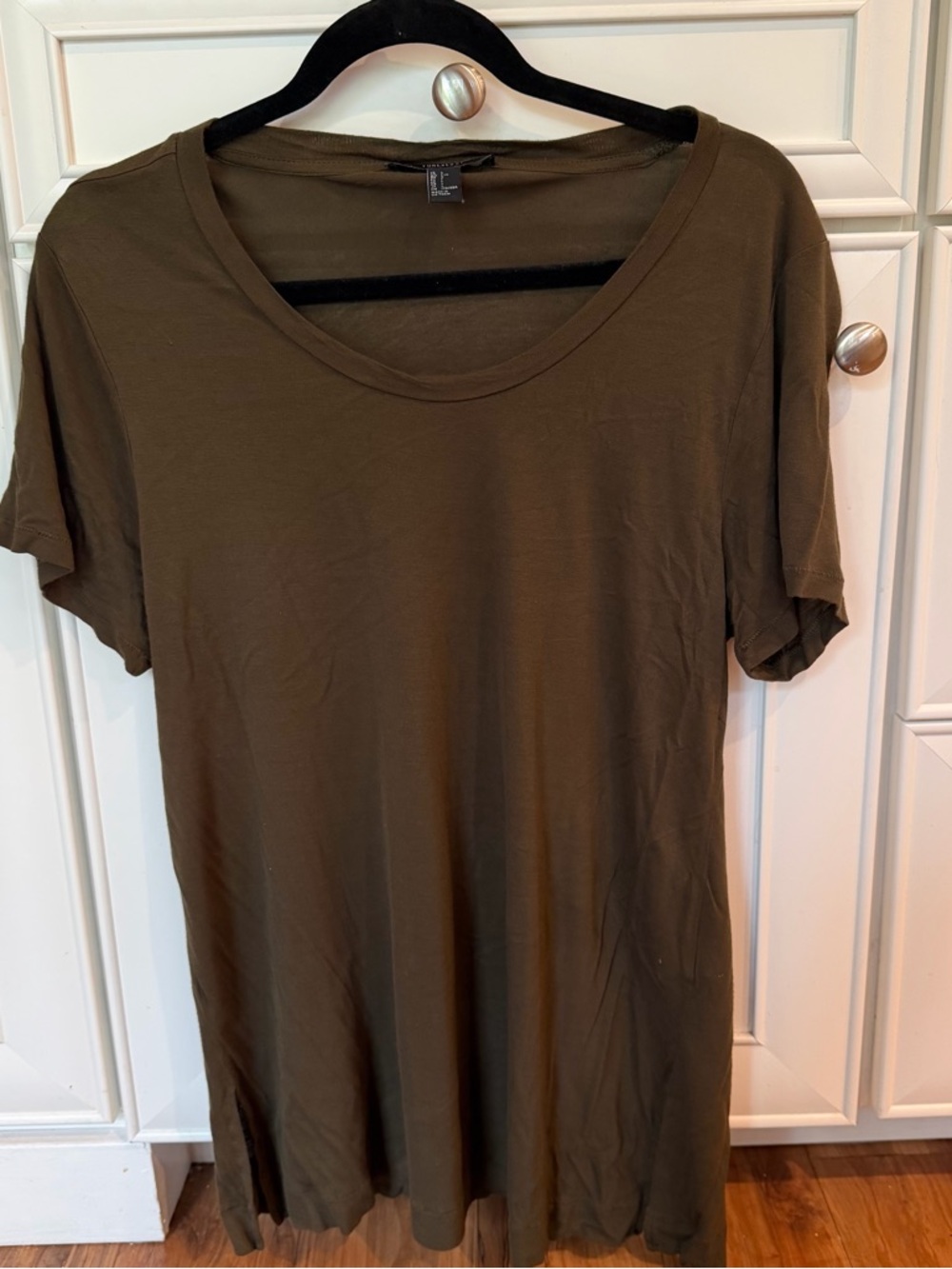 Forever 21 Olive Scoop Neck Short Sleeve Tee. Size L.